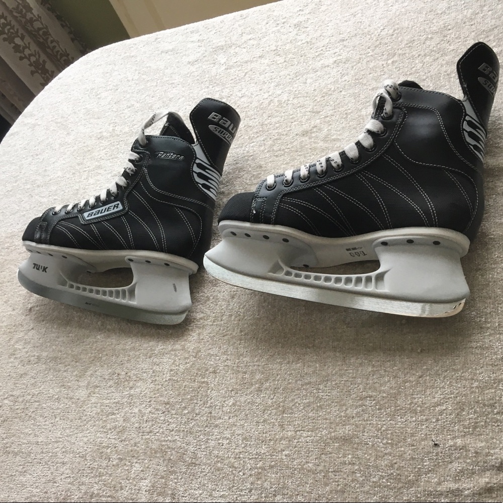 Bauer black men’s hockey skates size 8R. Supreme